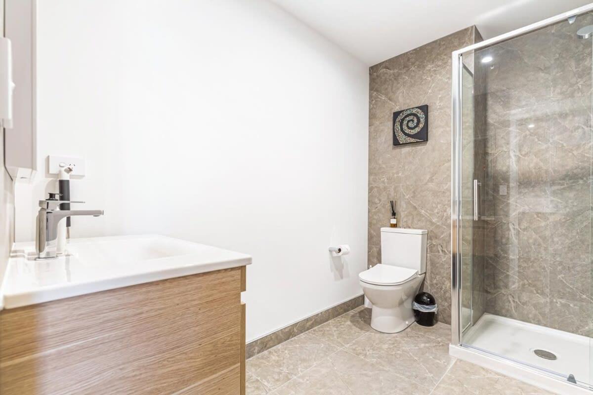 Stunning Ellerslie Apartment + Private Balcony Auckland Exterior photo