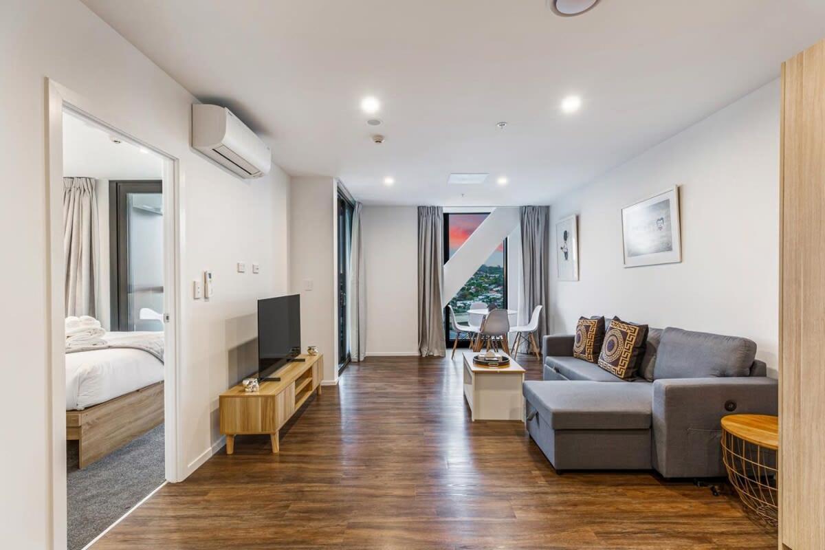 Stunning Ellerslie Apartment + Private Balcony Auckland Exterior photo